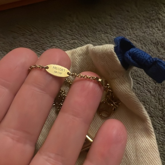 Louis Vuitton 100% Authentic Essential V Necklace with dust-bag & Box - Picture 3 of 8